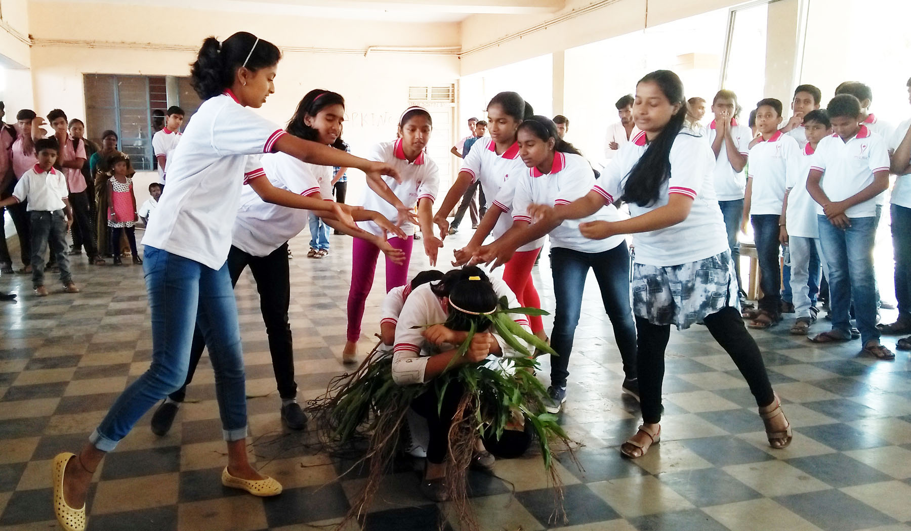 ಕಡೂರು: ಬಸ್ ನಿಲ್ದಾಣದಲ್ಲಿ ಮನಸೂರೆಗೊಂಡ ಮಕ್ಕಳ ಕಲರವ